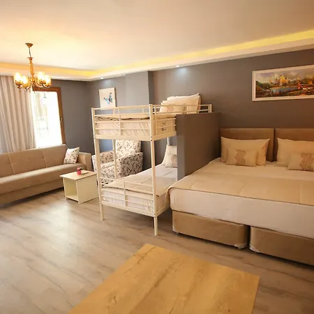 Artist Aparthotel 3*
